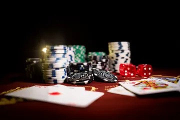 টাক্সেডো পরা একজন প্রফেশনাল ডিলার রুলেট টেবিলে খেলোয়াড়দের স্বাগত জানাচ্ছেন—যা SOYL777–এর আসল লাইভ ক্যাসিনো অনুভূতিকে প্রকাশ করে।