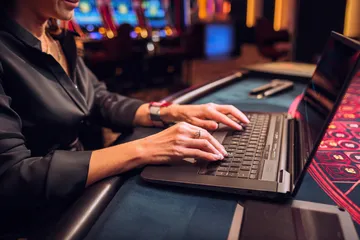 উজ্জ্বল লগইন প্রম্পটে আলোকিত একটি ল্যাপটপ—যা SOYL777–এর সুরক্ষিত প্রবেশব্যবস্থাকে নির্দেশ করে।